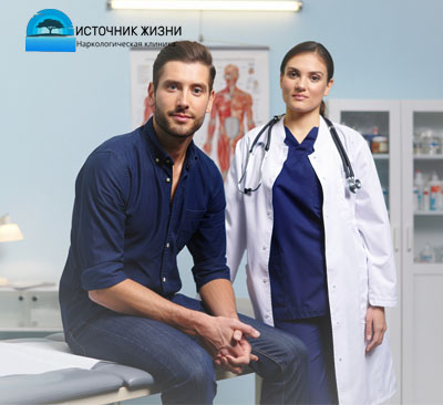 Мужчина сидит на приеме у врача